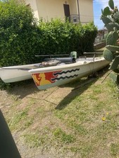 Pattino a due scafi con remi