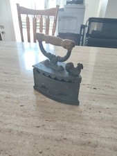 Ferro da stiro antico in ghisa con manico in legno 