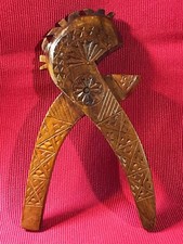 schiaccia noci in legno intagliato