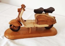 Modellino SCOOTER LAMBRETTA 125 LD scala 1:9 in Legno di Ciliegio/Acero/Noce 