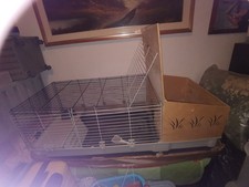 Grande gabbia con casetta per