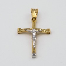 Ciondolo in oro giallo e bianco 18 kt raffigurante la Croce con il Cristo A.420