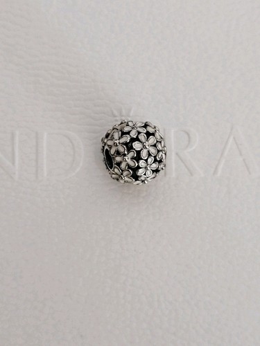 Pandora 791494en12 daisy clip - pandora,