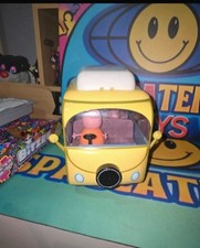 Giocattolo Van Camper Peppa Pig. All'interno tre personaggi 