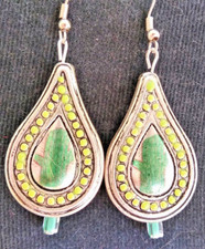 Orecchini goccia argentata con cactus verde e perline rosse. Boho indian chic.