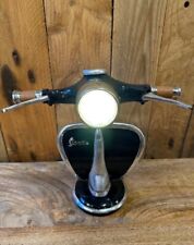 Lampada da tavolo scooter stile Vespa edizione limitata. Basato sull'epoca mod anni 60.