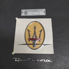 Lotto di 3 fregi adesivi di automobili Maserati argentati in varie dimensioni