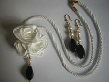 Collana con pietre dure e raso con piccoli componenti in argento