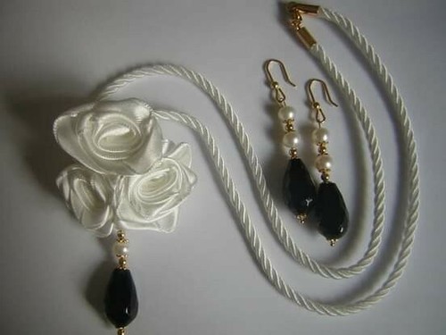 Collana con pietre dure - e, raso