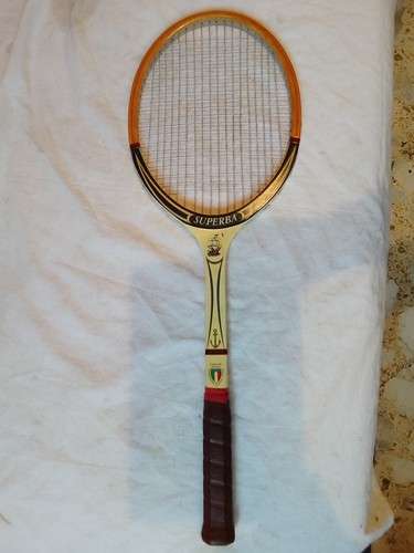 Una bella racchetta tennis - una,