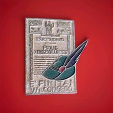 Militaria Spilla Pins Smalto CONGEDO ILLIMITATO ALPINI “è Finita” no elmetto ww2