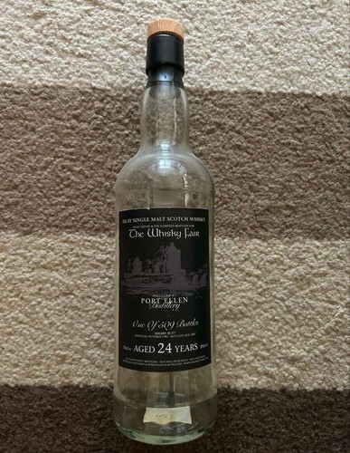 Lancia bottiglia whisky vuota