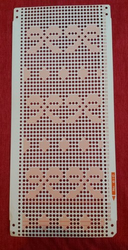 Una scheda perforata dal set