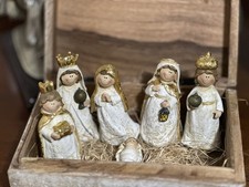 Scatola in legno con statuine