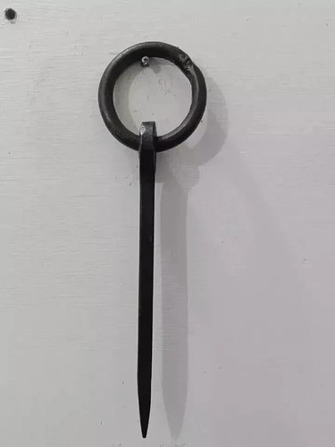 Antico anello battuto