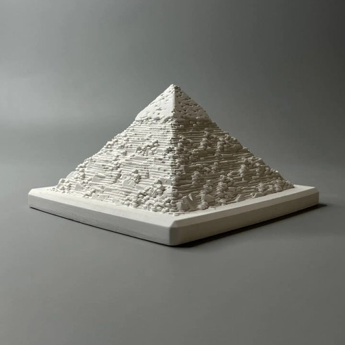 Scultura piramide egizia fatta