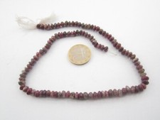 un filo di tormalina grezza