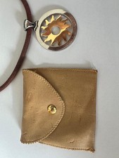 Collana con ciondolo in pelle