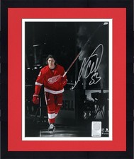 Foto prepartita firmata Moritz Seider Detroit Red Wings 8" x 10" incorniciata