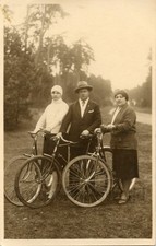 Famiglia orgogliosa in posa con biciclette antica bici anni 30 foto pc