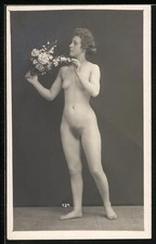 Foto AK Donna In Piedi Con