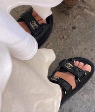Sandali Chanel DAD con logo a
