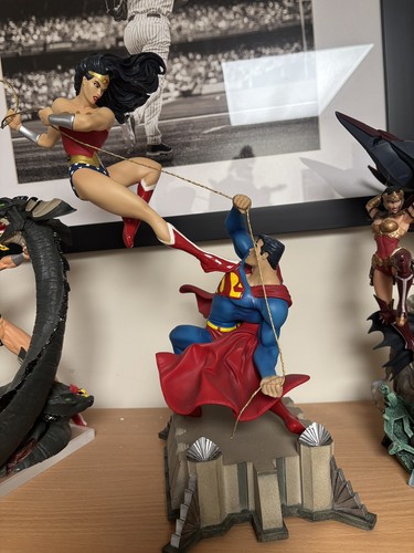 Statua superman wonderwoman - superman, vs