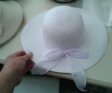 cappello bianco elegante