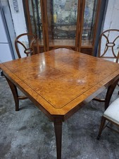 Vetrina Con Tavolo E Sedie