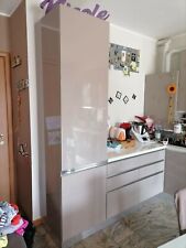 cucina angolare laccata lucida color camoscio top bianco lucido.