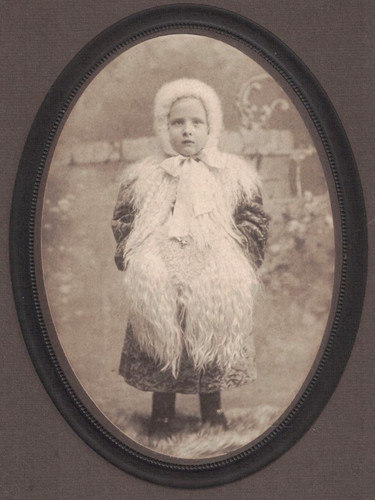 Antica foto cartolina - , armadio