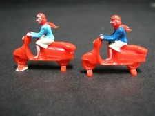 2 FIGURINE VESPA SCOOTER
