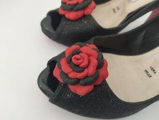 Camelia in pelle per scarpe 2 pezzi rossa&nera.
