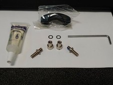 1 Okuma Part# 11140025 Kit morsetto nero completo con chiave olio adatto ad Andros 5ii