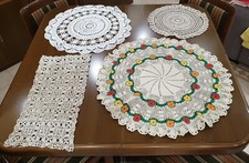 Set 4 centro tavola ricamati a mano varie misure