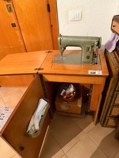 Macchina da cucire Singer a pedale con mobiletto anni 60, sottocosto.