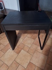 scrivania con cassetto