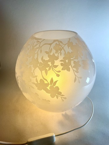 Una grande lampada tavolo - una,