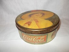 SCATOLA LATTA TONDA COCA COLA Donna con cappello NO BOTTIGLIA diametro cm 18