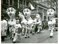 1959 CARNEVALE DI NIZZA Sfilata con maschere di PIERROT in cartapesta *Foto