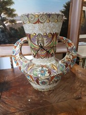 Vaso in maiolica decorato con