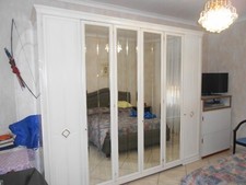 Stanza da letto in ottimo stato bianco e legno di mogano con letto contenitore