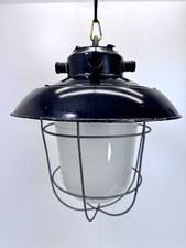 Vecchia lampada da fabbrica