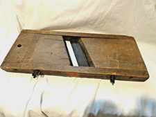 Antica affettatrice in legno
