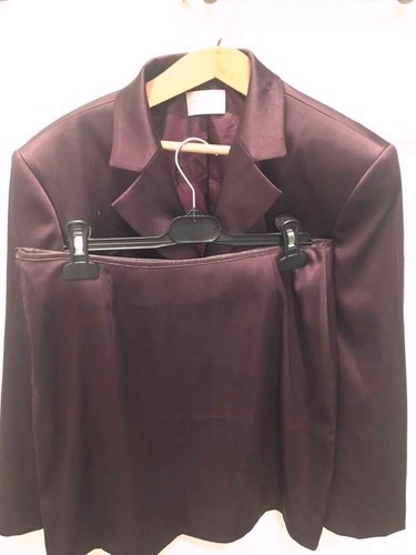 Tailleur con gonna viola