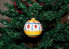 Pallina per albero di Natale in ceramica di Vietri, dipinta a mano