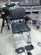 Sedia a rotelle per doccia e WC con ruote