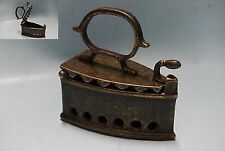 Riproduzione Piccolo Ferro da stiro in ottone brunito a carbonella miniatura cas