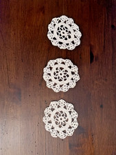 Lotto di 3 centrini vintage realizzati a mano - bianco - diametro 7 centimetri
