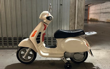 Vespa elettrica giocattolo
